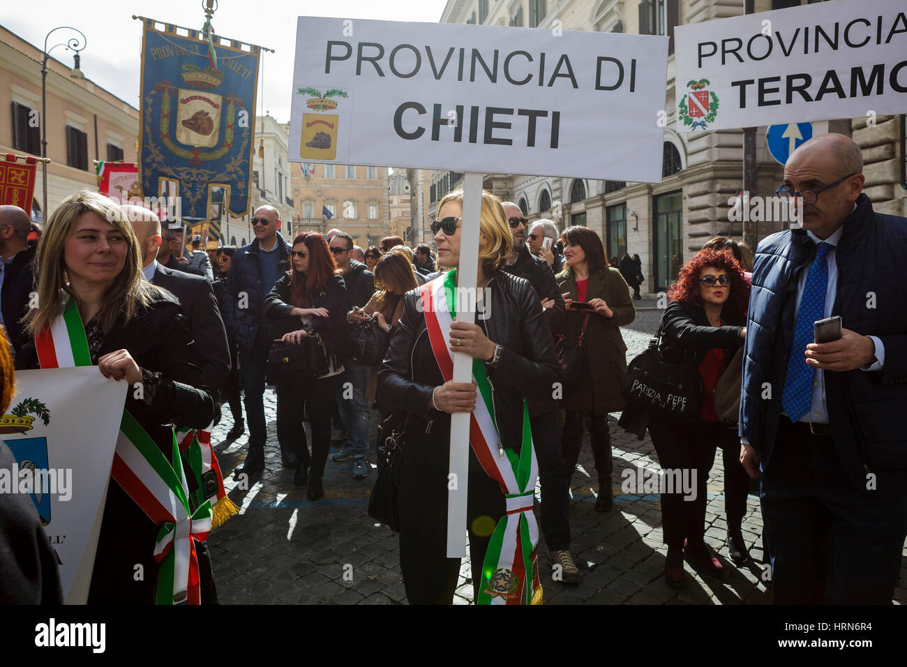 Rom, Italien. 2. März 2017. Bürgermeister und Bürgern der italienischen Abruzzen demonstrieren, um den Zustand der Hingabe an die vom Erdbeben betroffenen Gebieten liegen und Fragen eine außerordentliche und entschiedene Antwort von der italienischen Regierung zu denunzieren. Bildnachweis: Giuseppe Ciccia/Pacific Press/Alamy Live-Nachrichten Stockfoto