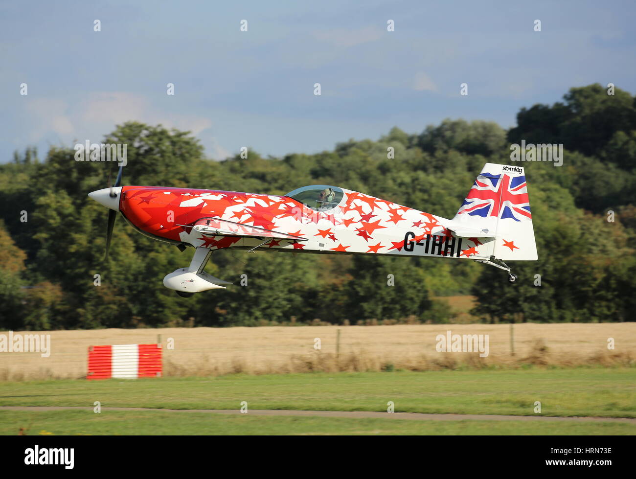 Mark Jefferies, eines der weltweit führenden Kunstflug Display Piloten landen nach seiner Anzeige an Old Warden in seiner globalen Stars Extra 330. Stockfoto