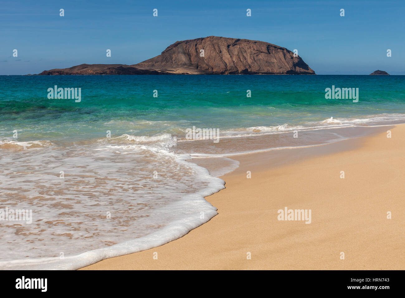 Blick vom Baja de Los Conchas in Isla Graciosa auf Isla de Montana Clara, Kanarische Inseln, Spanien Stockfoto