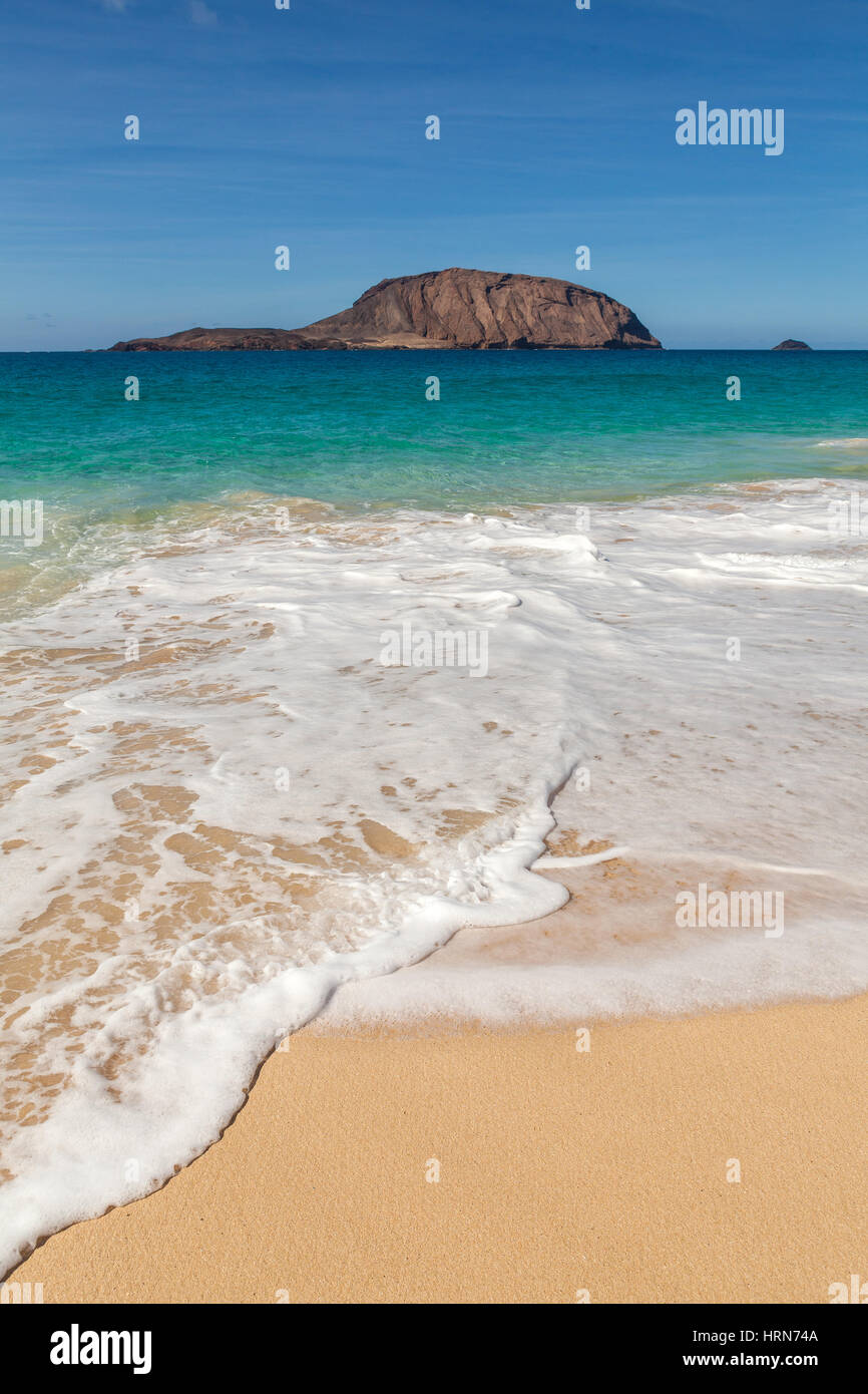 Blick vom Baja de Los Conchas in Isla Graciosa auf Isla de Montana Clara, Kanarische Inseln, Spanien Stockfoto