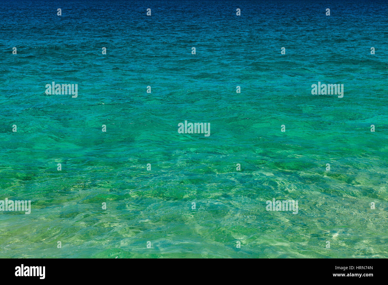 Hintergrundbild des wunderschönen türkisfarbenen Meerwasser. Stockfoto