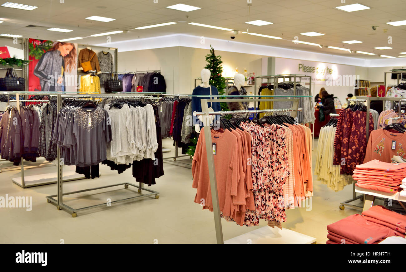 In Marks &amp; Spencer (M & S) Frau Kleidung &amp; Mode-Display, UK Stockfoto