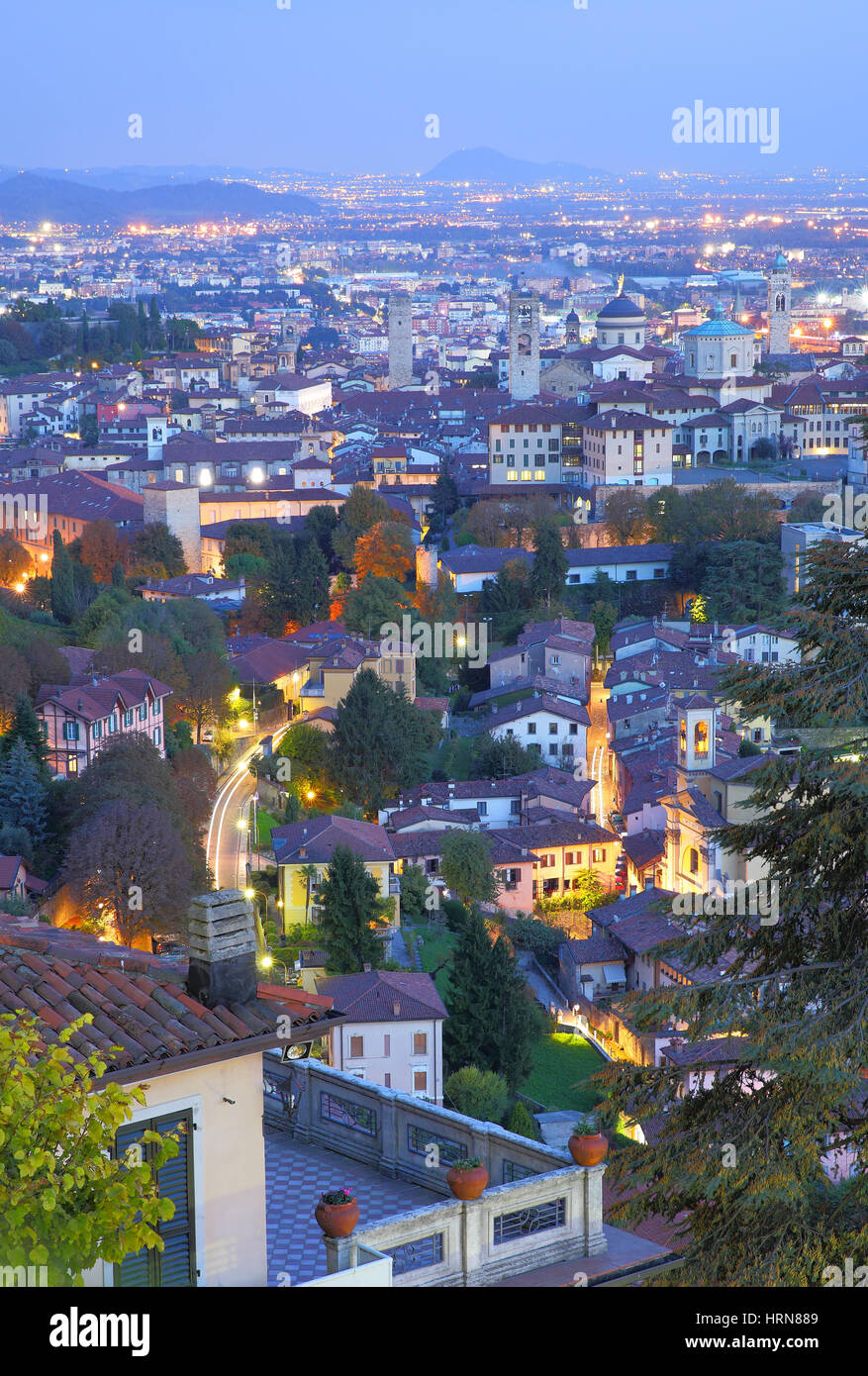 Ansicht der oberen Stadt von Bergamo in der Nacht, Italien Stockfoto