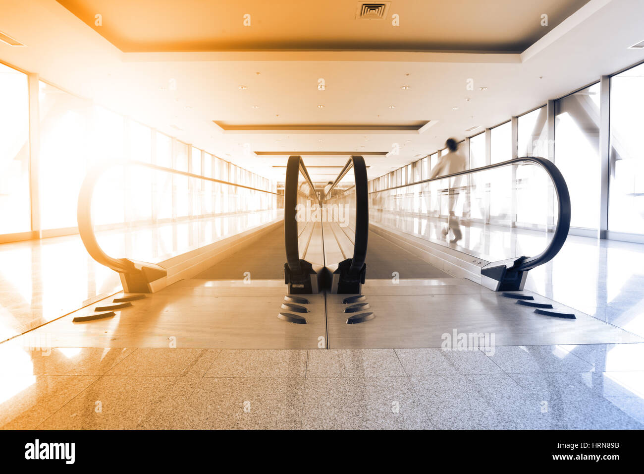 Perspektive der Korridor und Rolltreppe im Flughafen. Getönten Bild Stockfoto