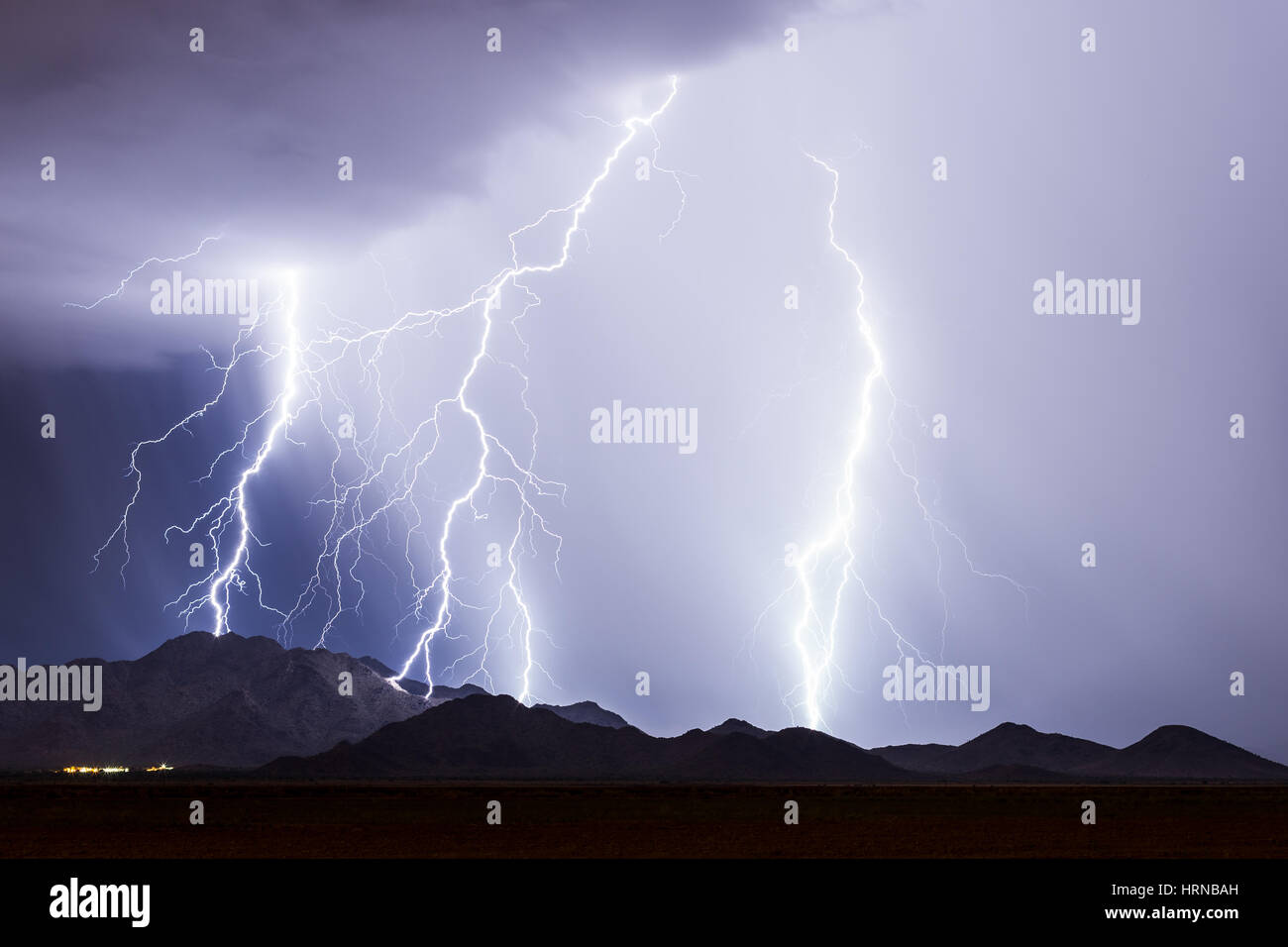 Gewitterblitze schlagen einen Berg in einem Sturm in der Nähe von Queen Creek, Arizona Stockfoto