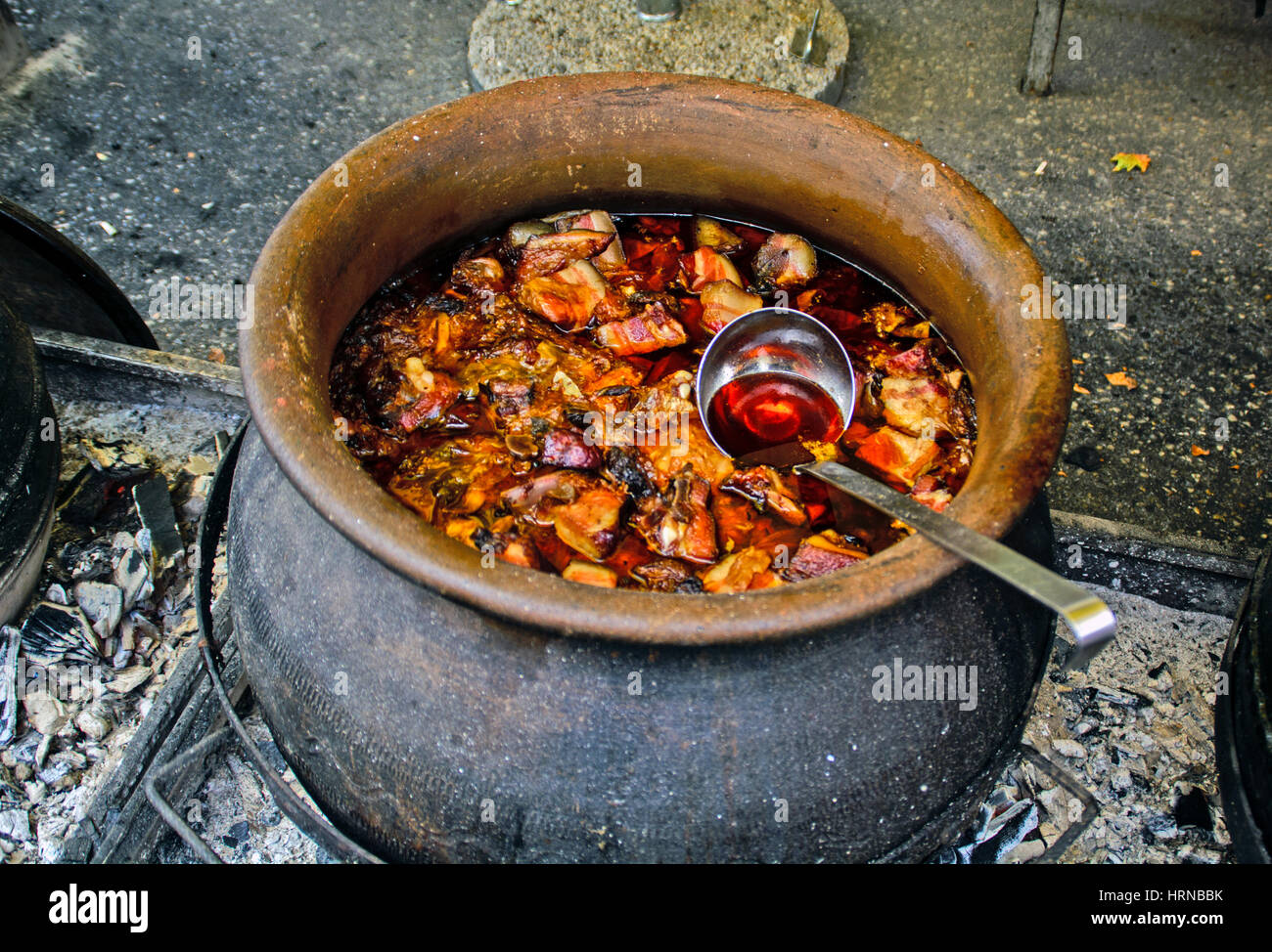 Kochen Eintopf mit Schweinefleisch auf traditionelle Weise in einem Tontopf. Stockfoto