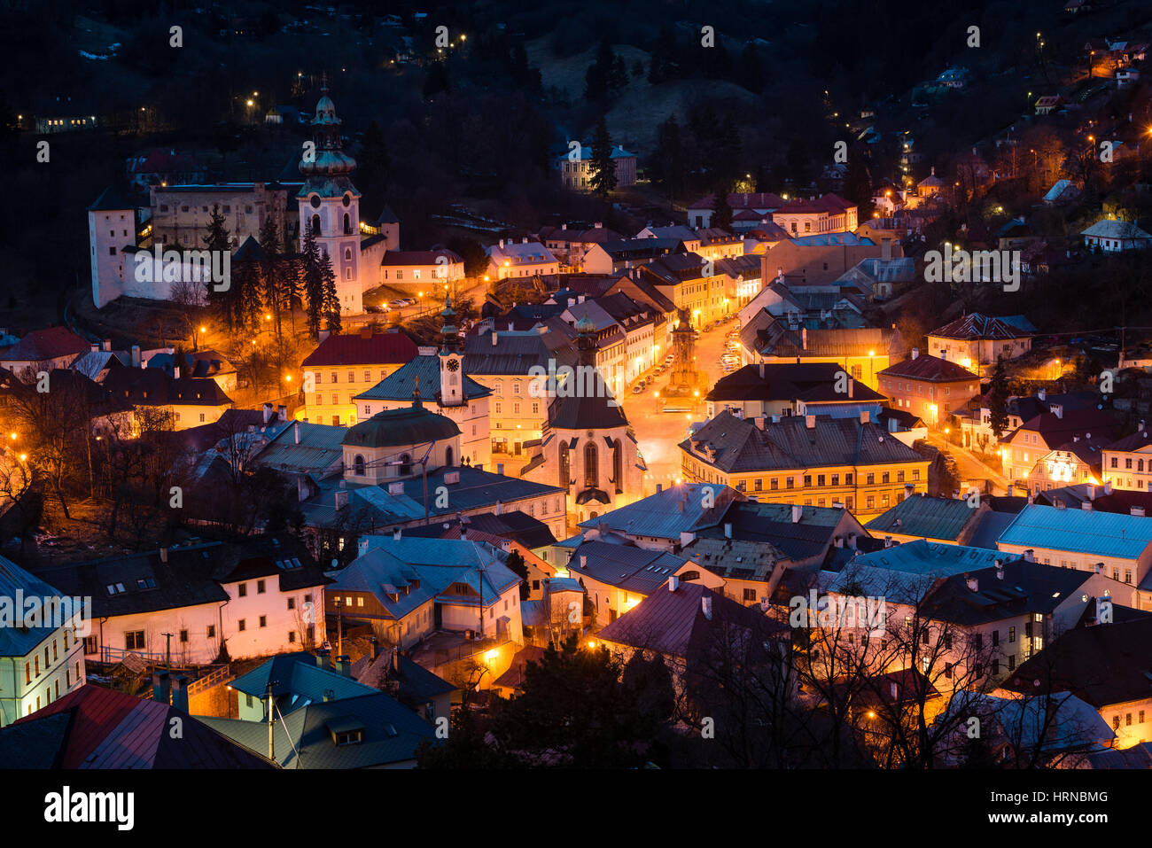 Historische mittelalterliche Bergbaustadt Banska Stiavnica bei Nacht, Slowakei, der UNESCO Stockfoto