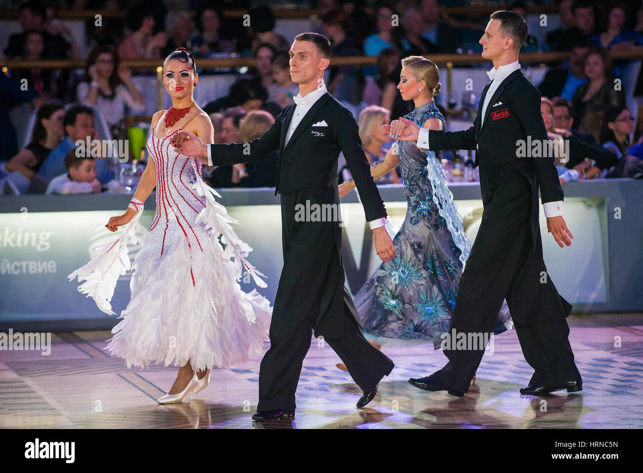 Moskau, Russland - 26. April 2015: Paare im Gesellschaftstanz Ereignis am 2015 Open European Professional Latin-American Championship. Stockfoto