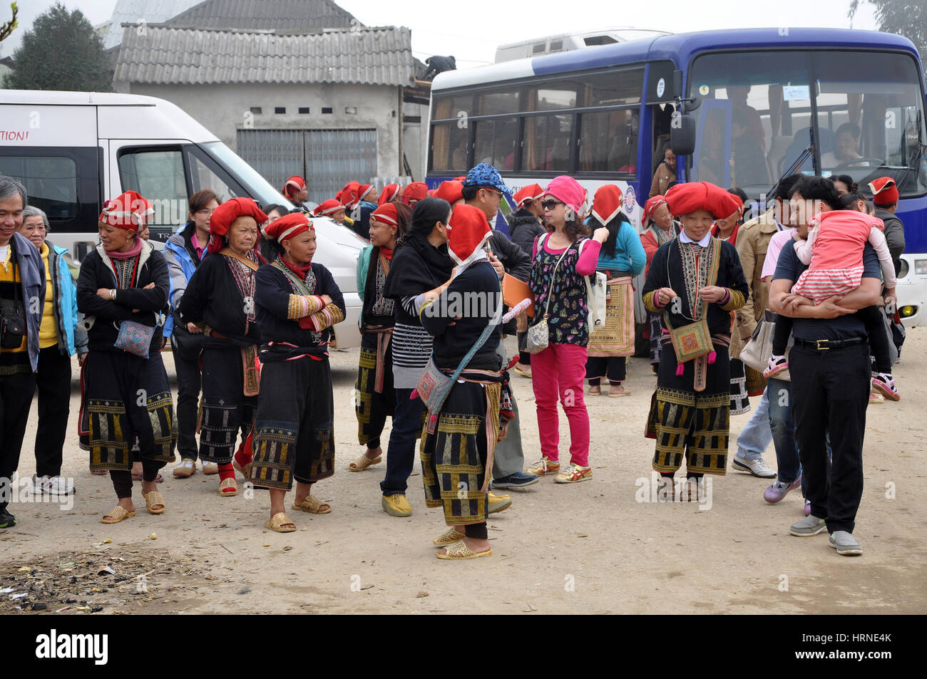 SAPA, VIETNAM - 24. Februar 2013: Unidentified Red Dao (Red Yao, Dzao) Frauen warten auf den lokalen Bus in das Dorf Ta Phin. Sie sind chinesische mi Stockfoto