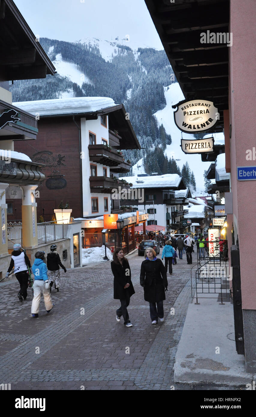 SAALBACH, Österreich - 9. März 2012: Unbekannte Menschen genießen ihren Winterurlaub im Skigebiet Saalbach-Hinterglemm, Salzburgerland, Österreich Stockfoto