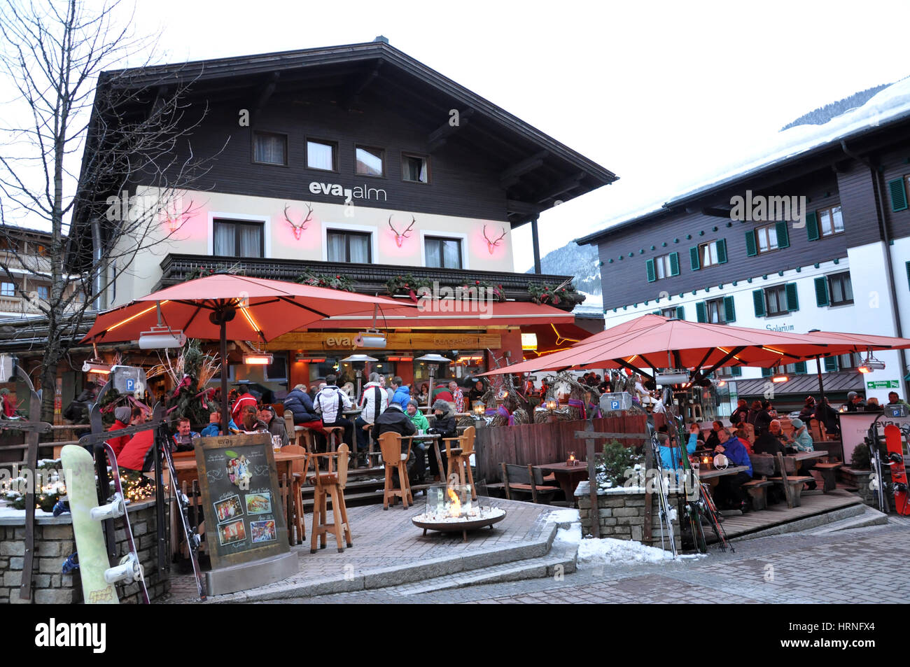 SAALBACH, Österreich - 9. März 2012: Unbekannte Menschen genießen ihren Winterurlaub im Skigebiet Saalbach-Hinterglemm, Salzburgerland, Österreich Stockfoto