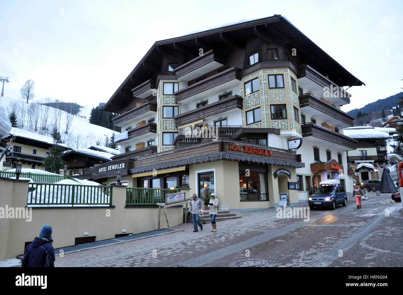 SAALBACH, Österreich - 9. März 2012: Unbekannte Menschen genießen ihren Winterurlaub im Skigebiet Saalbach-Hinterglemm, Salzburgerland, Österreich Stockfoto