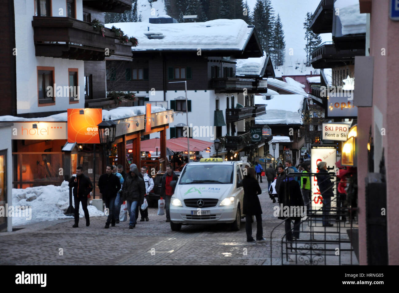 SAALBACH, Österreich - 9. März 2012: Unbekannte Menschen genießen ihren Winterurlaub im Skigebiet Saalbach-Hinterglemm, Salzburgerland, Österreich Stockfoto