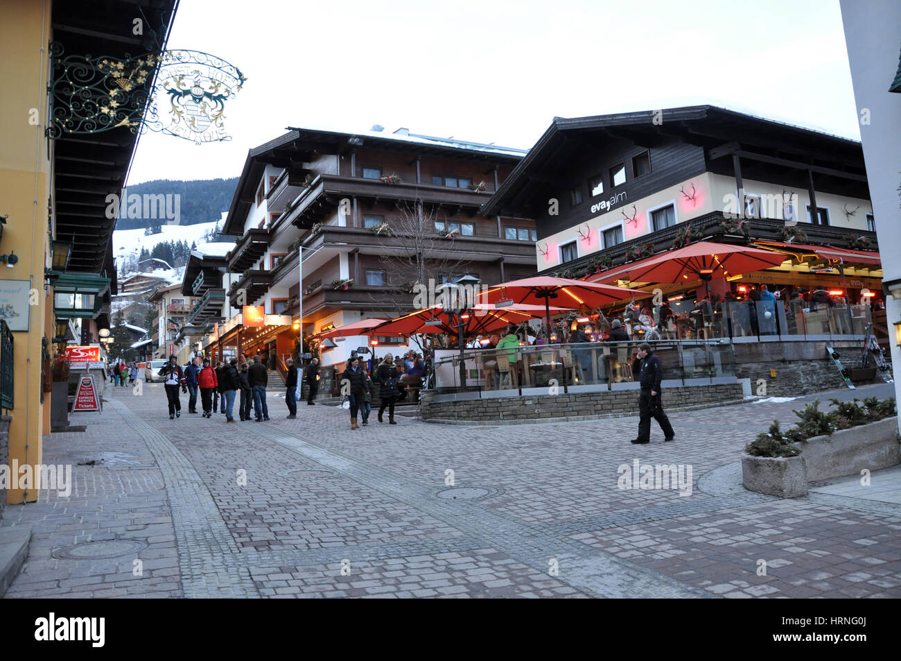 SAALBACH, Österreich - 9. März 2012: Unbekannte Menschen genießen ihren Winterurlaub im Skigebiet Saalbach-Hinterglemm, Salzburgerland, Österreich Stockfoto