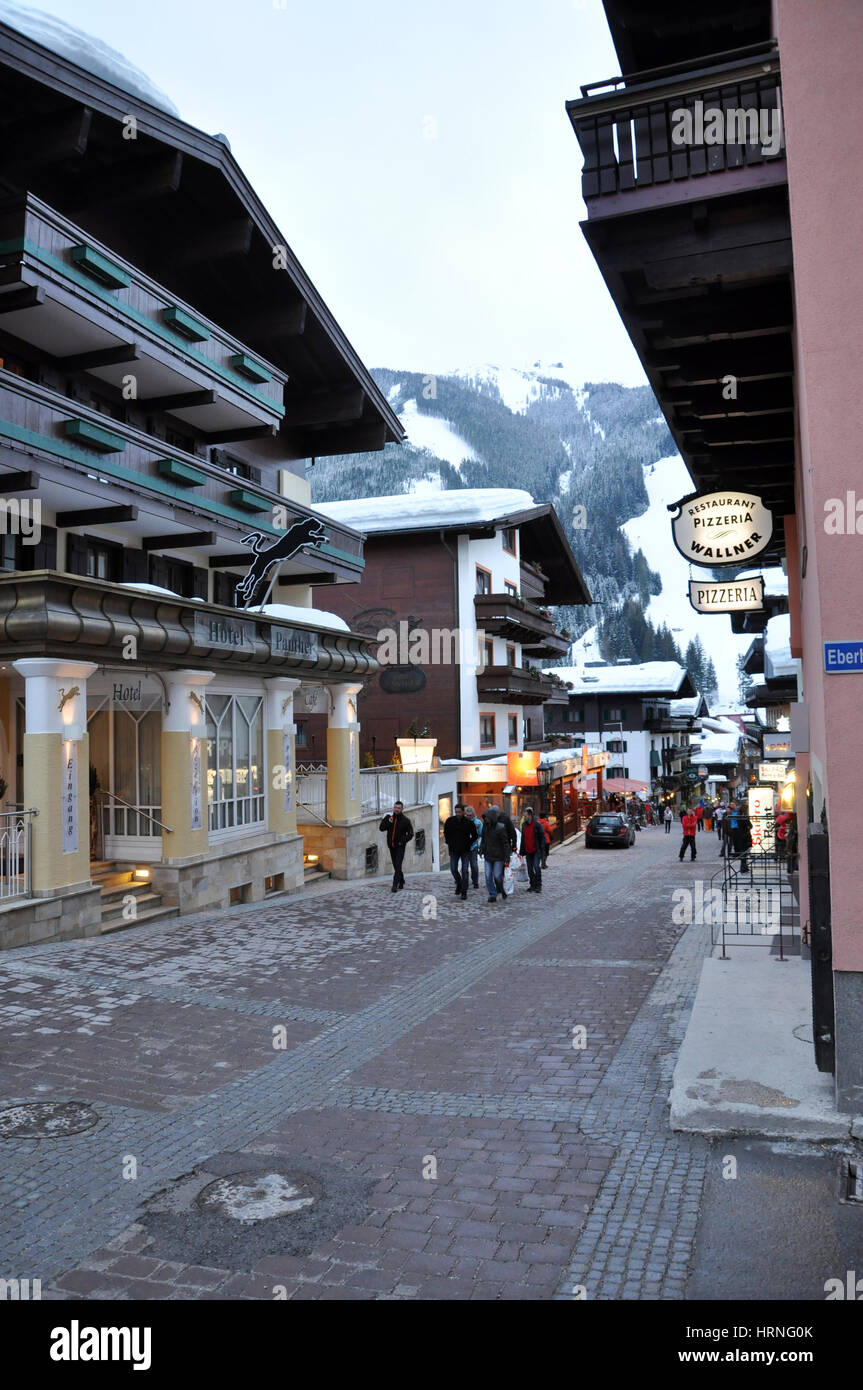 SAALBACH, Österreich - 9. März 2012: Unbekannte Menschen genießen ihren Winterurlaub im Skigebiet Saalbach-Hinterglemm, Salzburgerland, Österreich Stockfoto