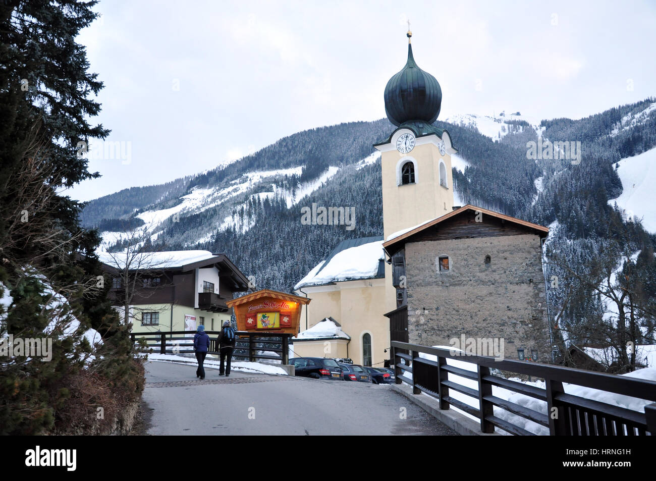 SAALBACH, Österreich - 9. März 2012: Unbekannte Menschen genießen ihren Winterurlaub im Skigebiet Saalbach-Hinterglemm, Salzburgerland, Österreich Stockfoto