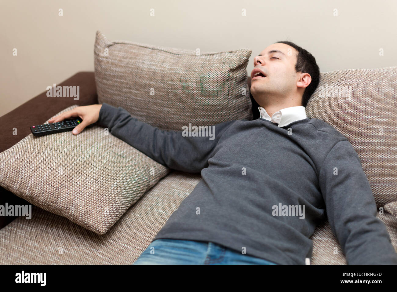 Mann schläft während des Fernsehens Stockfoto