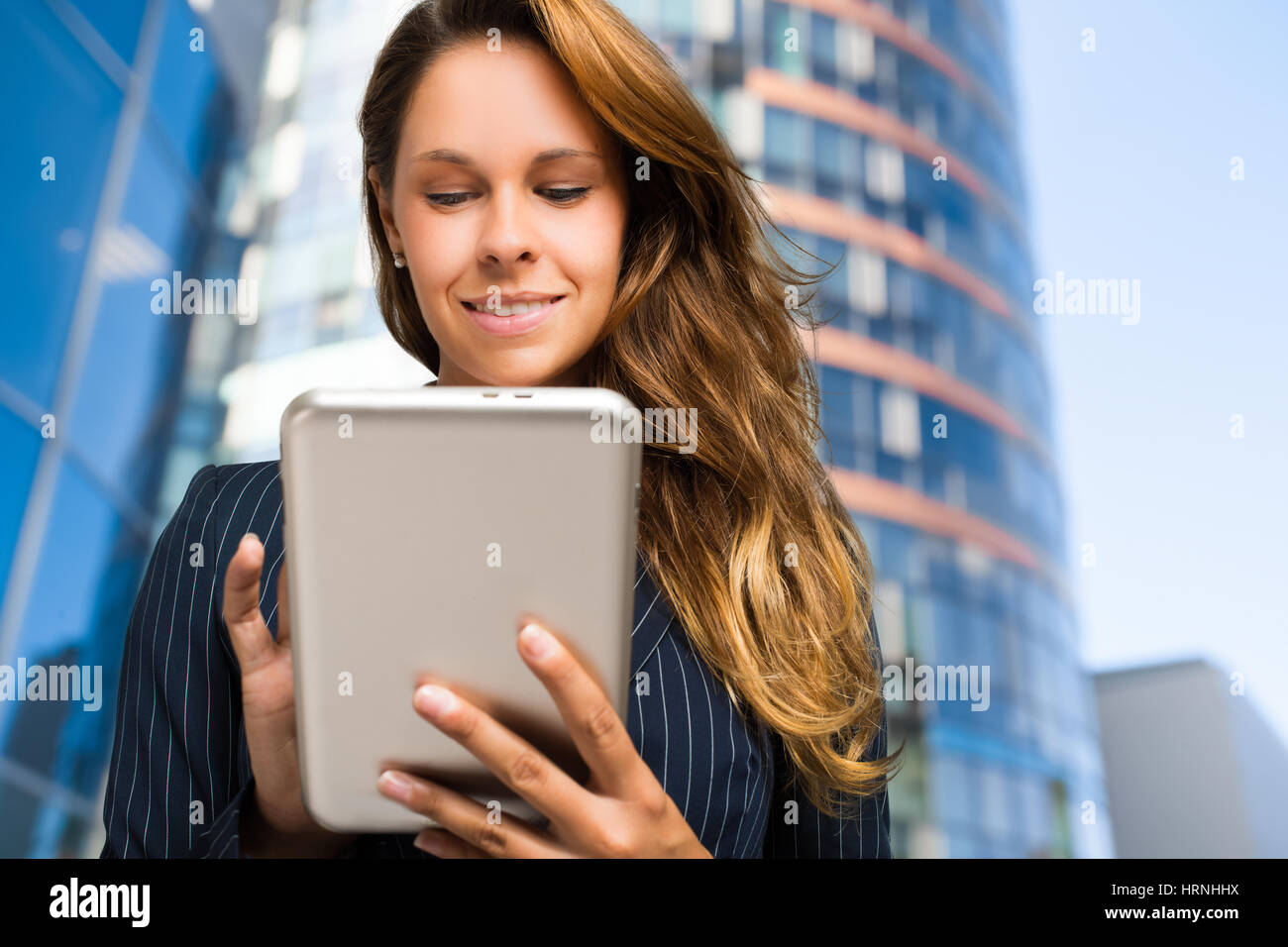 Business-Frau mit Tablet-pc im Büro Bezirk Stockfoto