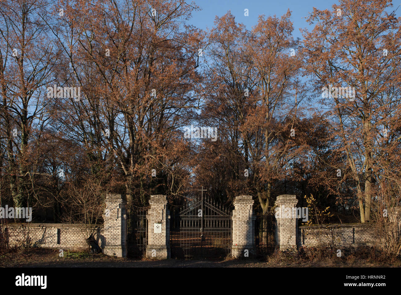 Haupttor der verlassenen Bohnicky Friedhof für Patienten von Bohnice psychiatrischen Klinik in Prag, Tschechische Republik, allgemein bekannt als die verrückten Friedhof. Der Friedhof ist seit einem halben Jahrhundert vollständig aufgegeben und fast alle Gräber sind jetzt nicht markiert. Stockfoto