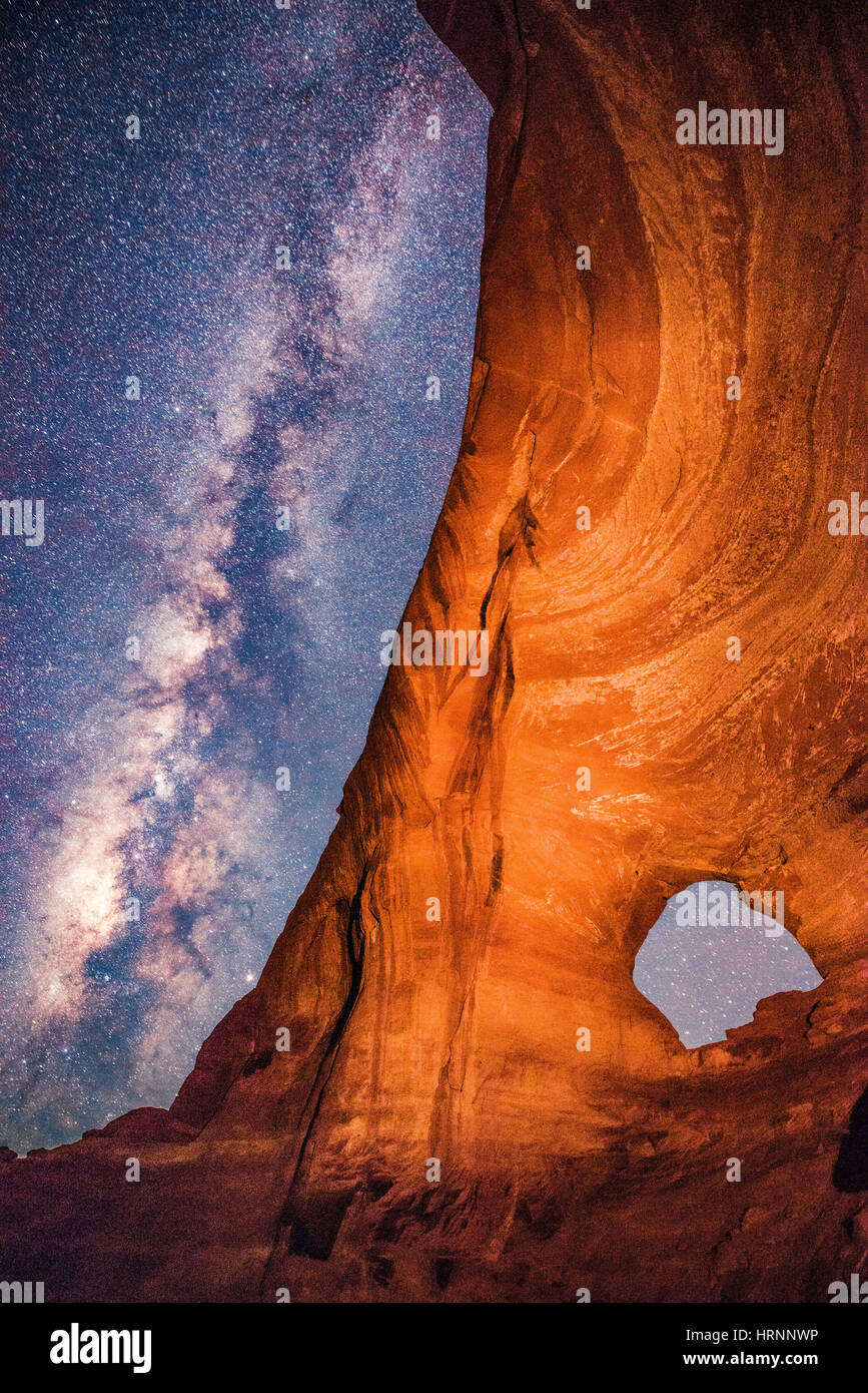 Looking Glass Rock und Milky Way, in der Nähe von Moab, Utah, natürliche Sandstein Bogen Stockfoto