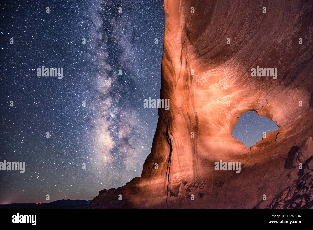 Looking Glass Rock und Milky Way, in der Nähe von Moab, Utah, natürliche Sandstein Bogen Stockfoto