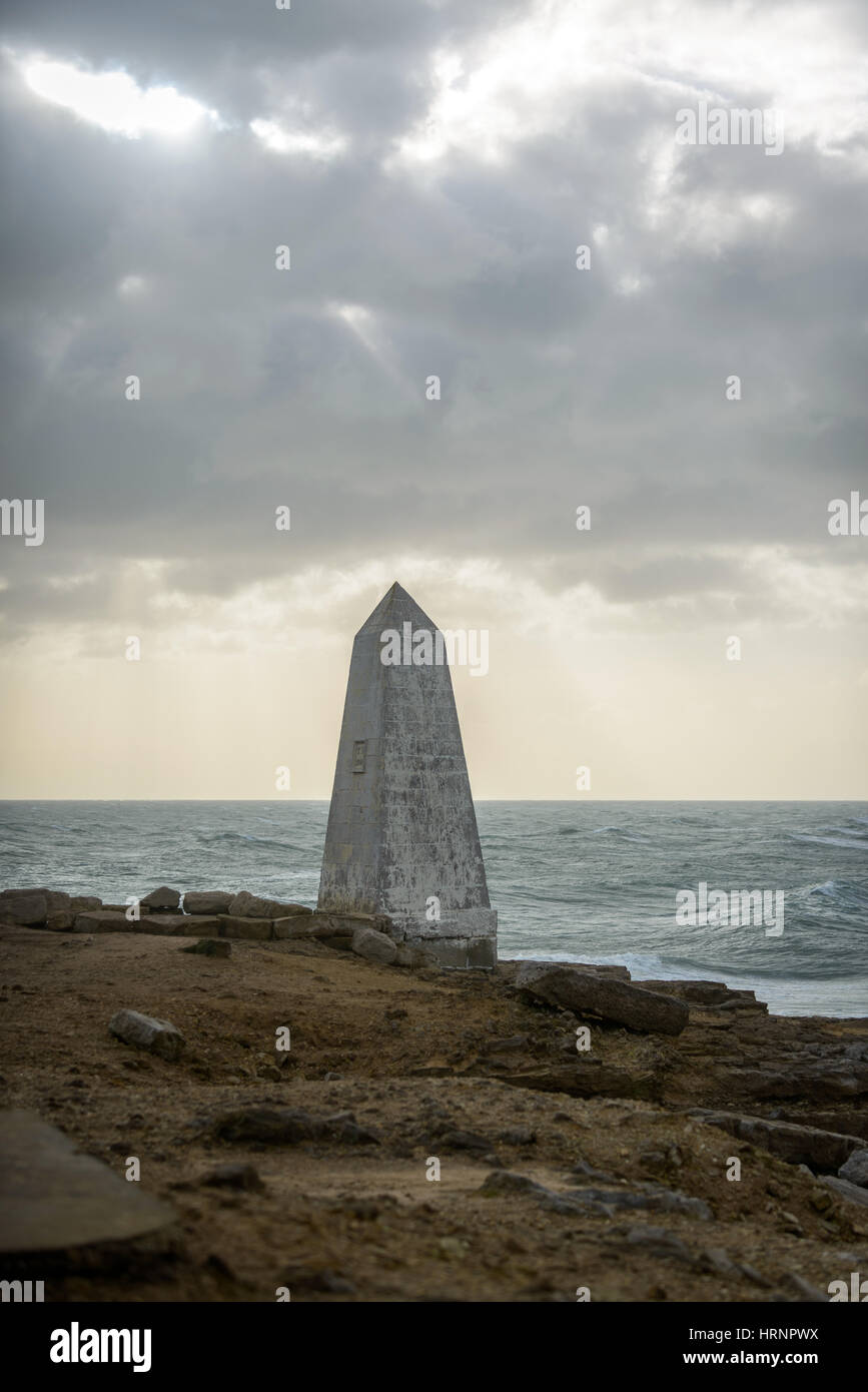 Raue See und stürmische Himmel aus Portland Bill hinter dem Denkmal, Portland, Dorset, Großbritannien Stockfoto