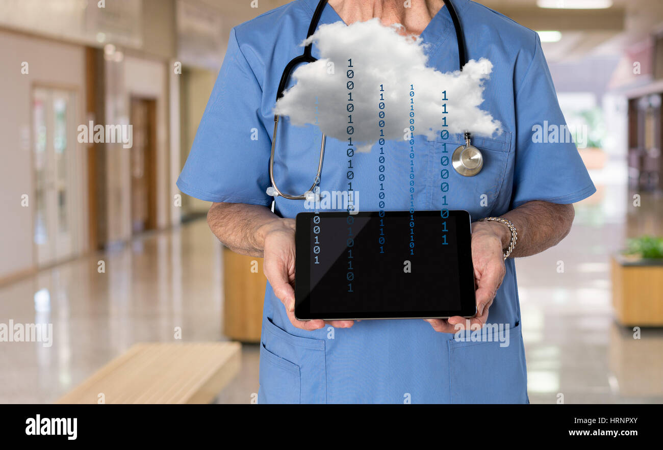Senior männlicher kaukasischer Arzt mit Stethoskop in medizinischen Peelings Holding elektronische Tablet. Verbindung zu elektronischen Patientenakten via w-LAN in die cloud Stockfoto