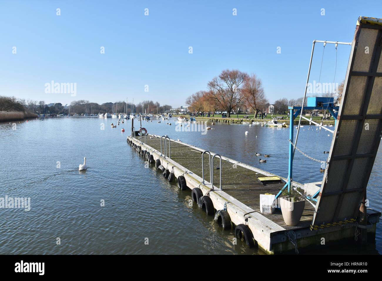 Schwimmende Anlegestelle im Hafen von Christchurch, Dorset, england Stockfoto