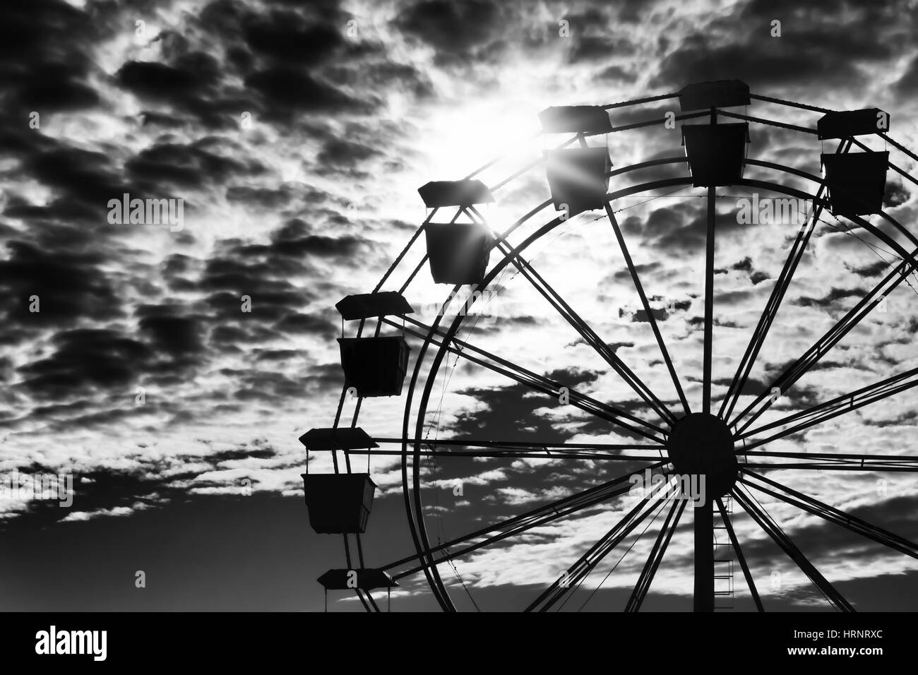 Riesenrad Silhouette gegen eine intensive Himmel. Stockfoto