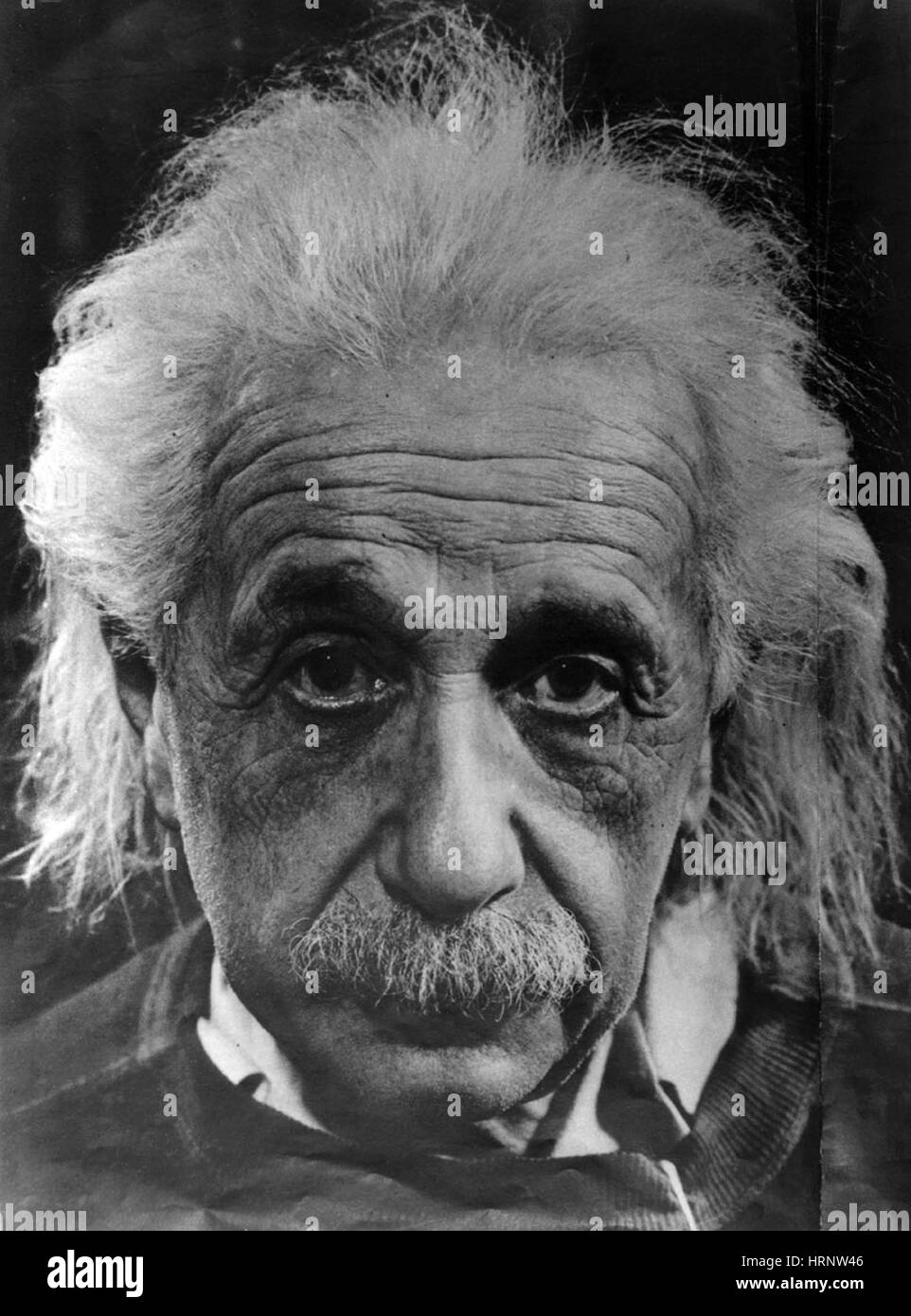 Albert Einstein (14. März 1879 - 18. April 1955) war ein deutschstämmiger theoretischer Physiker. Er entwickelte die allgemeine Relativitätstheorie, einer der beiden Säulen der modernen Physik. Er ist bekannt in der populären Kultur für seine Masse – Energie-Äquivalenz Formel E = mc2. Er erhielt 1921 den Nobelpreis für Physik "für seine Verdienste um die theoretische Physik und besonders für seine Entdeckung des Gesetzes des photoelektrischen Effekts". Stockfoto