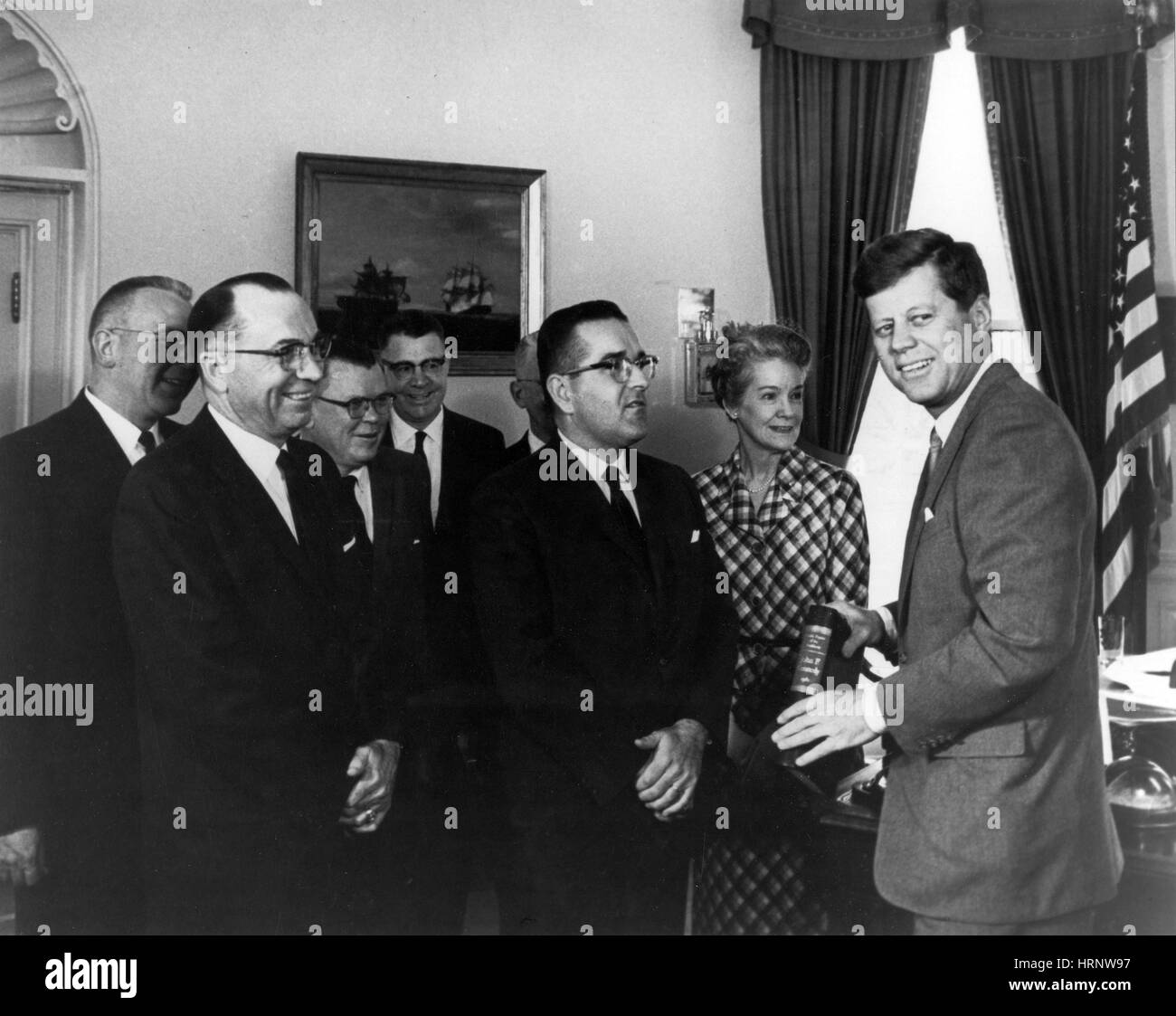JFK präsentiert mit öffentlichen Papieren, 1962 Stockfoto
