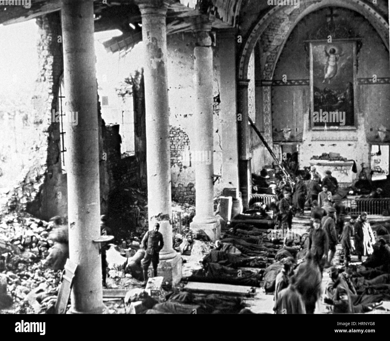 WWI, erste Hilfe-Station im zerbombten Out Kirche, 1918 Stockfoto