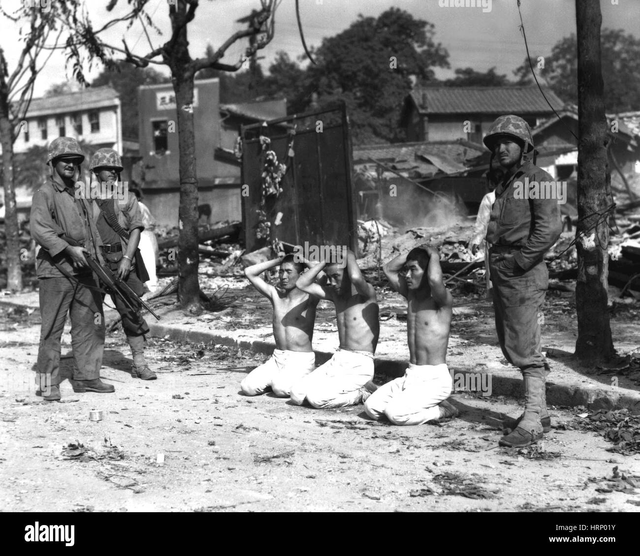 Korea-Krieg, US-Marines mit Kriegsgefangenen, 1950 Stockfoto