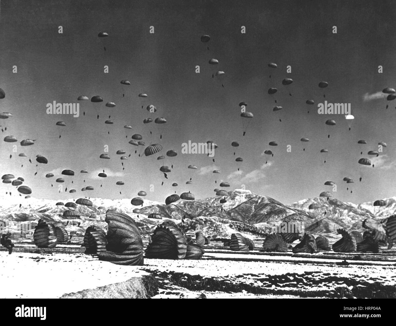 Korea-Krieg, Männer und Ausrüstung, Fallschirm, 1951 Stockfoto
