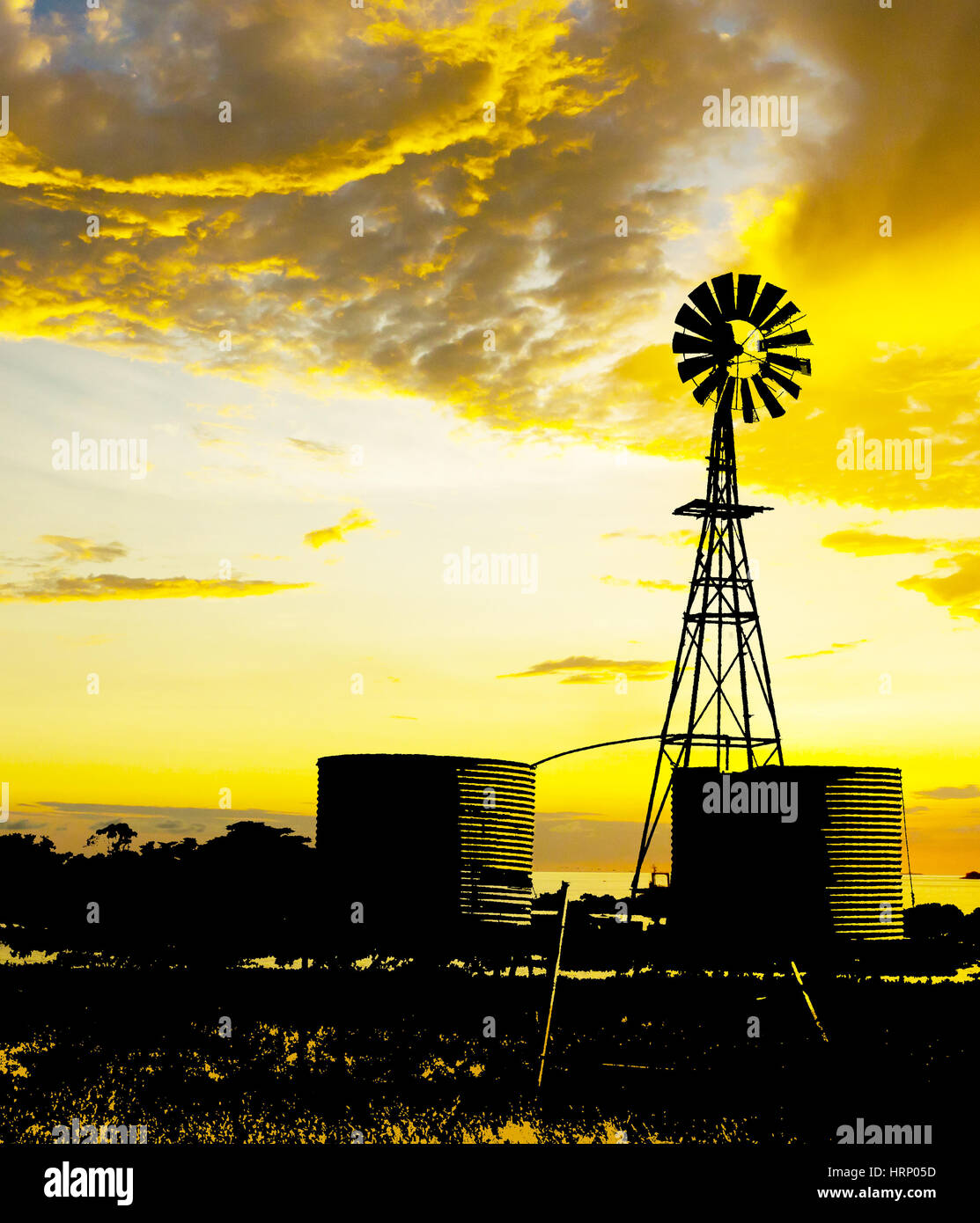 Silhouette der Windmühle und Wassertanks im australischen Outback gegen dramatischen Wolkenformationen.  Die Grafik der Kombination von zwei Bildern.  Cloud-Aufnahme Stockfoto