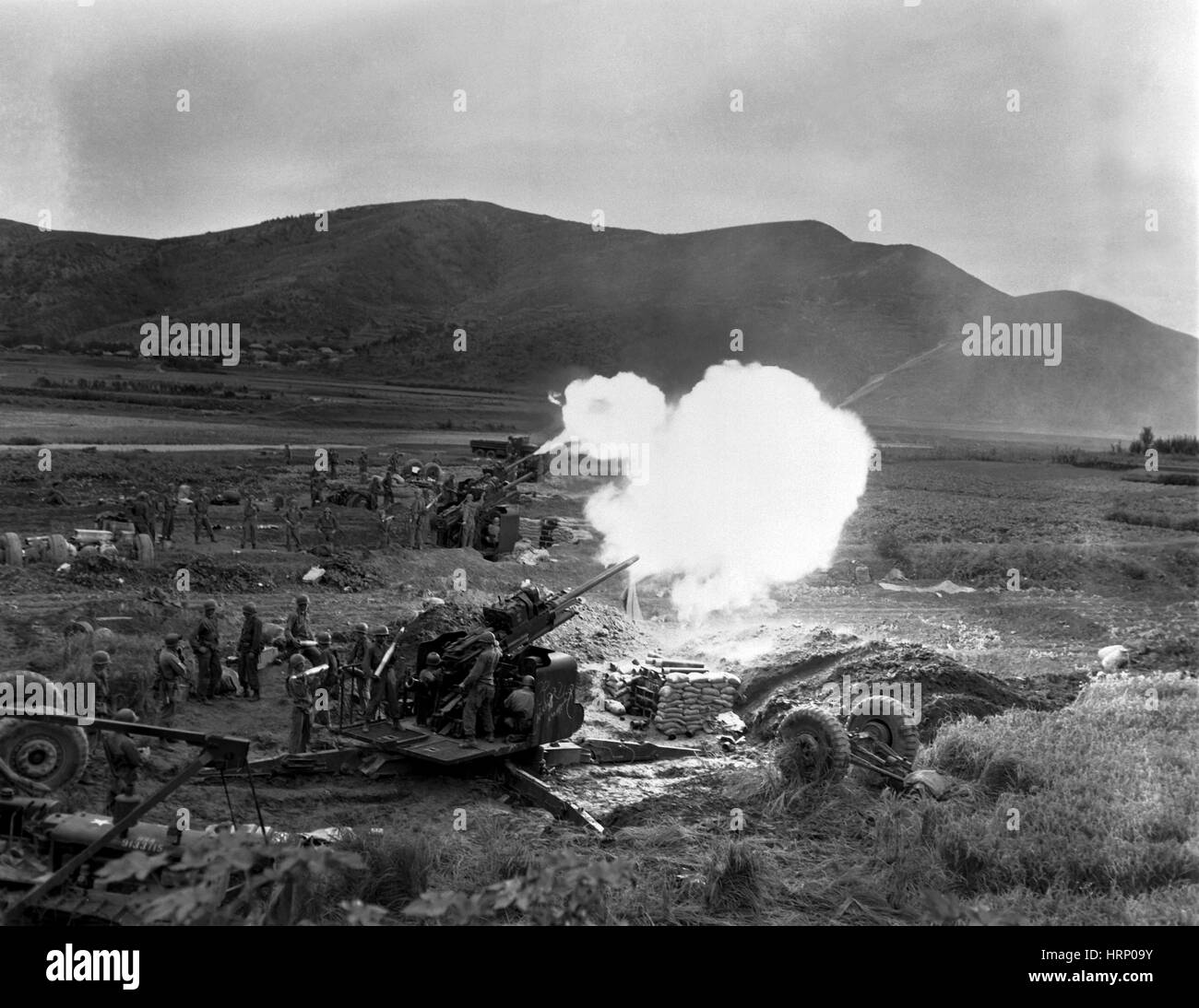 Korea-Krieg, Artillerie Crew feuert 90MM Stockfoto