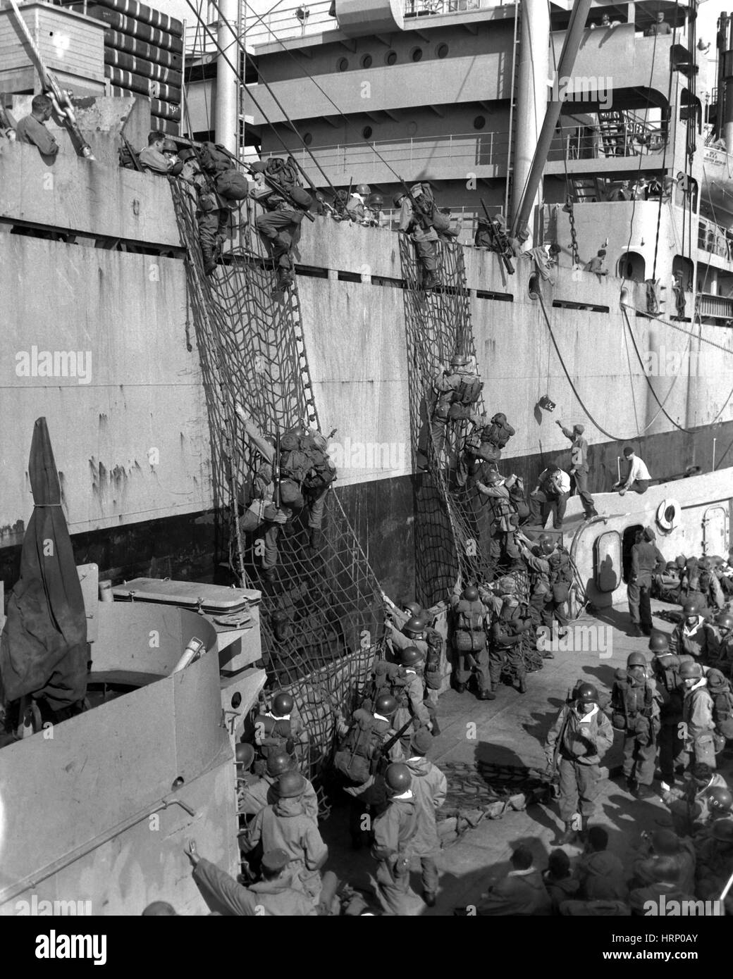 Korea-Krieg, Soldaten aussteigen, Schiff Stockfoto