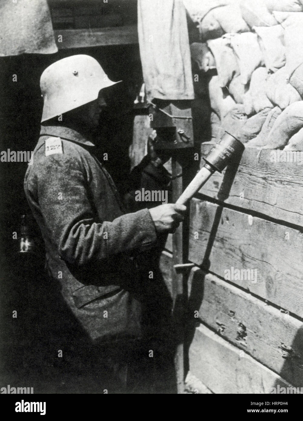 WWI, deutsche Sentry mit Handgranate, 1916 Stockfoto