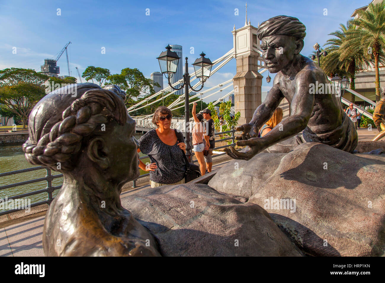 DER Fluss des Händlers, Bronze-Skulptur des Aw t Hong, Flint Street, Fullerton Square, Anderson Bridge, Singapur, Singapur, Asien, Singapur Stockfoto