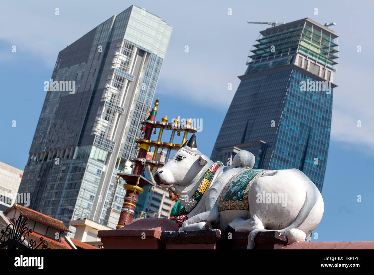Sitzende Kuh Figur am Tempel Sri Mariamman Tempel der Muttergöttin, Chinatown, Singapur, Asien, Singapur Stockfoto Sitzende Kuh Figur am Tempel Sri Mariamman Tempel der Muttergöttin, Chinatown, Singapur, Asien, Singapur Stockfoto