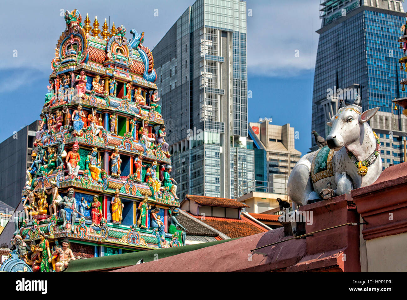 Sitzende Kuh Figur am Tempel Sri Mariamman Tempel der Muttergöttin, Chinatown, Singapur, Asien, Singapur Stockfoto Sitzende Kuh Figur am Tempel Sri Mariamman Tempel der Muttergöttin, Chinatown, Singapur, Asien, Singapur Stockfoto