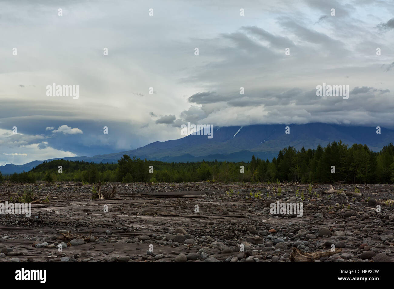 Blick auf den Vulkan Ostry Tolbachik vom Fluss Studenaya in der Morgendämmerung. Kamtschatka-Halbinsel. Stockfoto