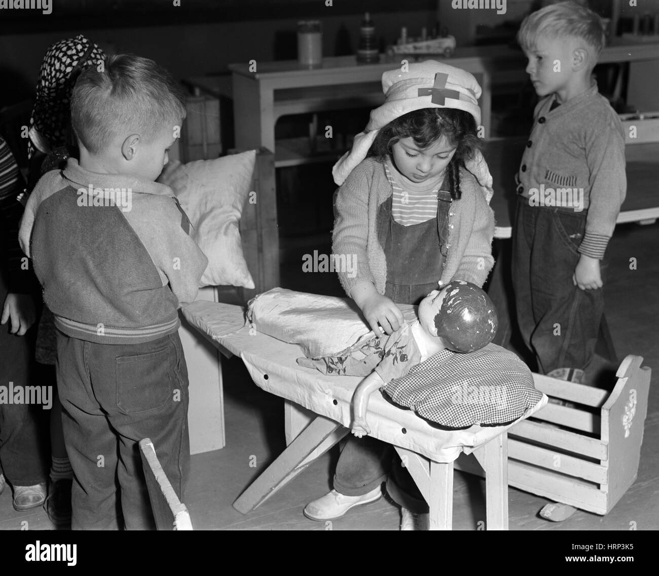 Zukunft-rotes Kreuz-Krankenschwester, Rollenspiele, 1943 Stockfoto