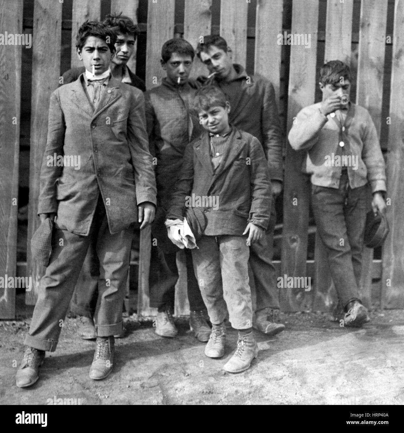 NJ Glaswerk Nachtschicht Boys, 1908 Stockfoto