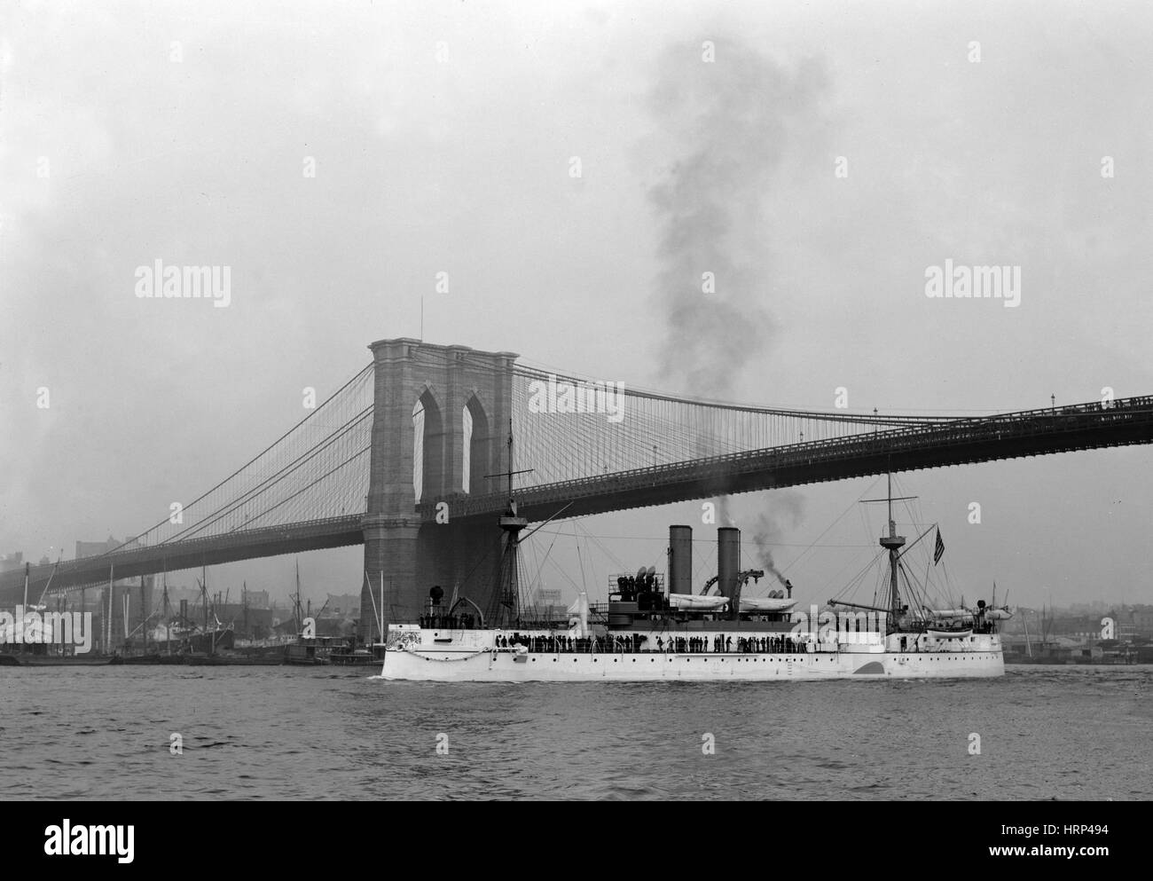 NYC, USS Maine Segel unter Brooklyn Bridge, 1890 s Stockfoto