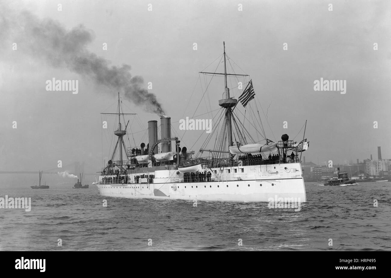 NYC, USS Maine Segel entlang East River, 1890 s Stockfoto