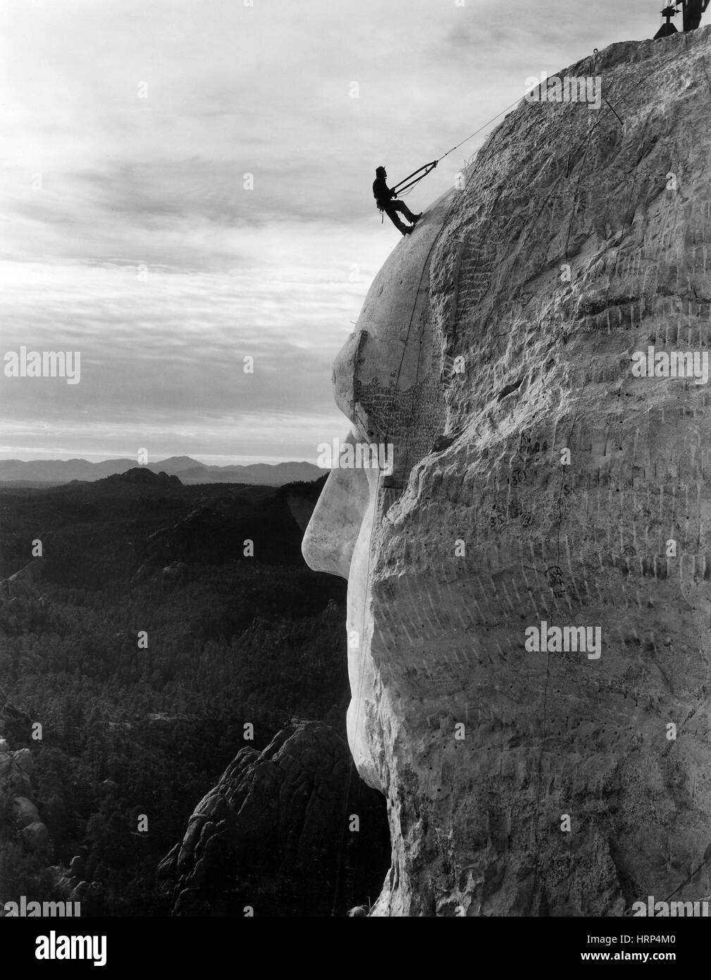 Arbeiter, die Skalierung Kopf am Mount Rushmore, 1930er Jahre Stockfoto