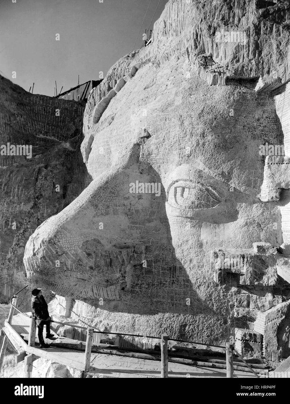 Borglum Inspektion Jeffersons Kopf, 1930er Jahre Stockfoto