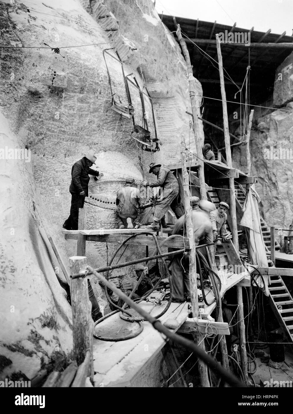 Borglum beaufsichtigt Mount Rushmore Arbeit, 1930er Jahre Stockfoto