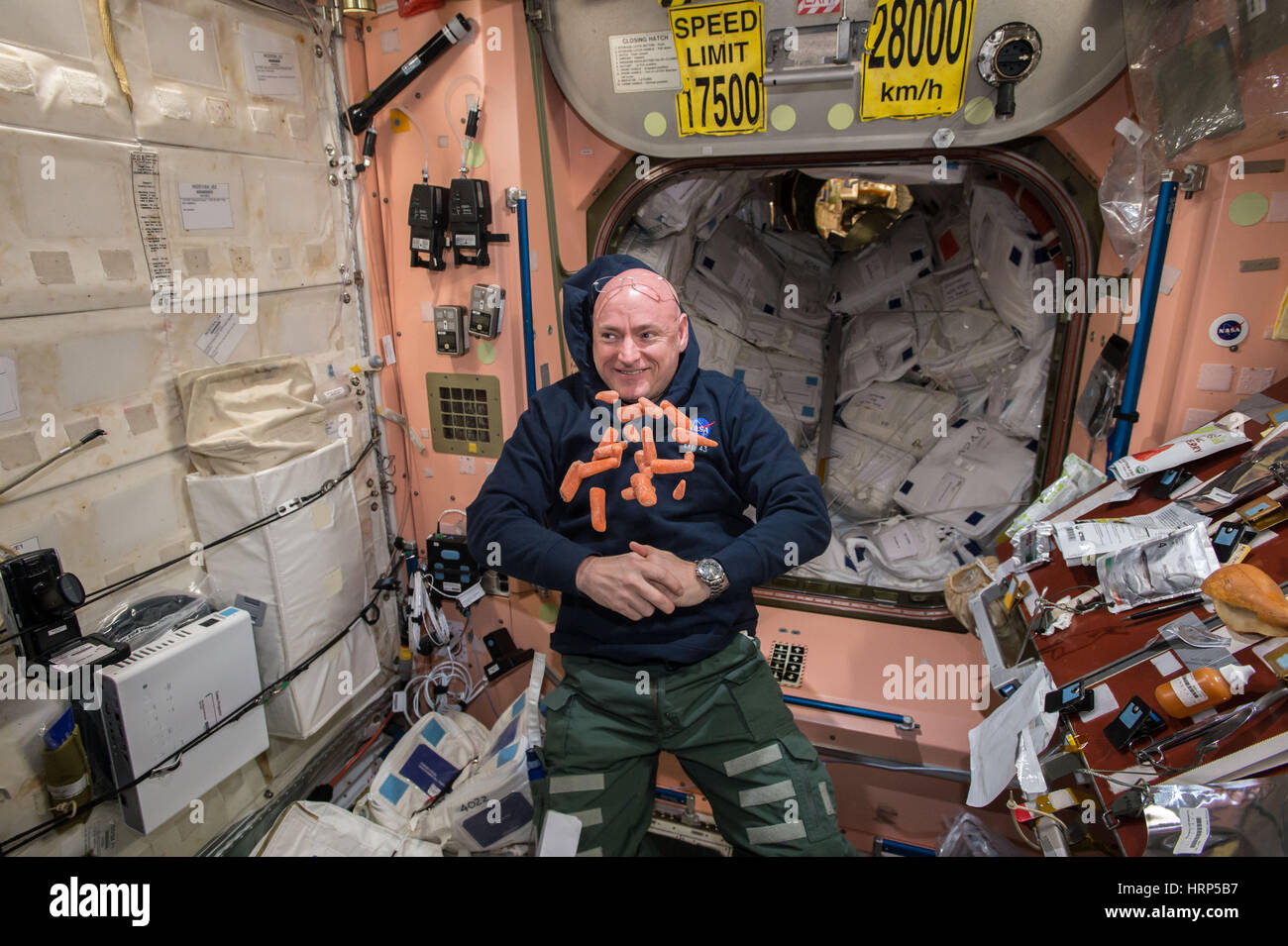 Astronaut Scott Kelly mit schwimmenden Karotten Stockfoto